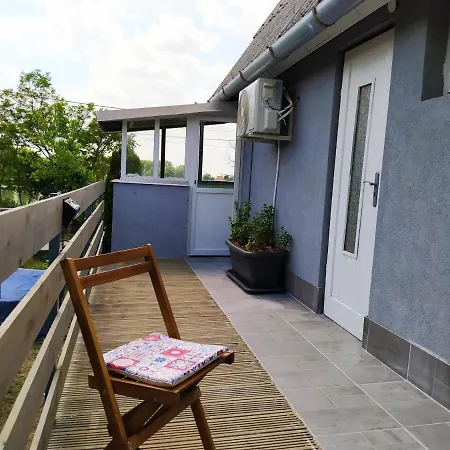 Stéghouse Kis-duna Hébergement de vacances Domsod